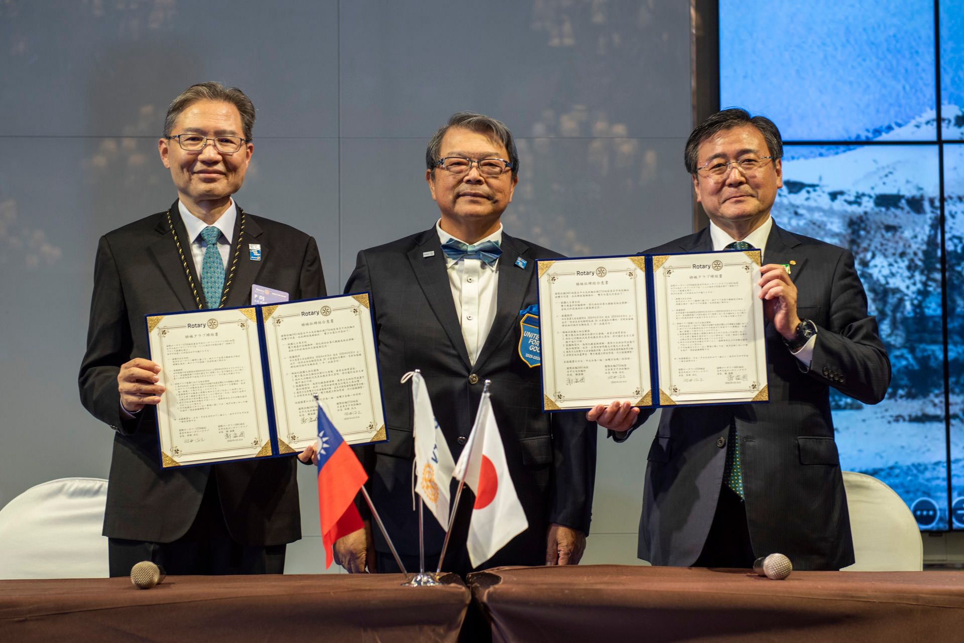 台中大屯RCとの姉妹クラブ締結調印式